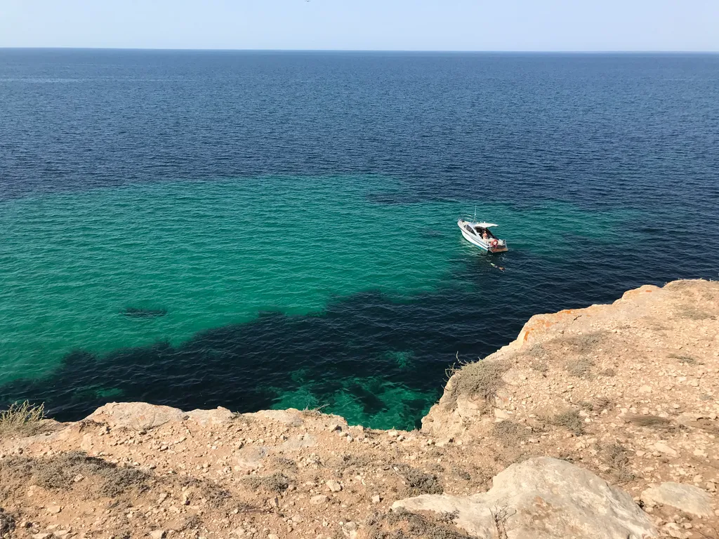 Трехместный номер, с двуспальной кроватью и односпальной, вид во двор