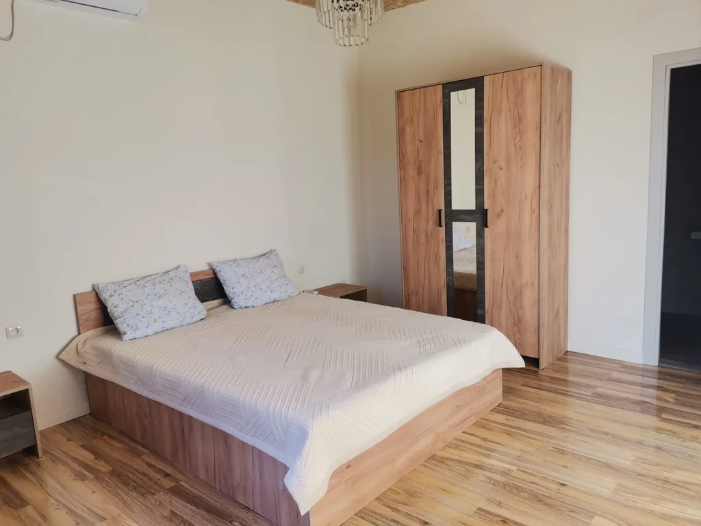 Дом под ключ с зелёной лужайкой и плодовыми насаждениями