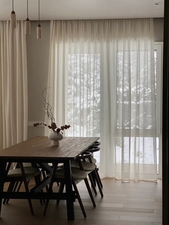 Новый стильный дом с зоной SPA, камином и красивым садом у леса