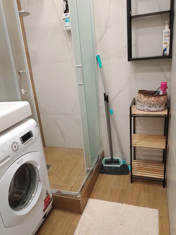 Современная студия с дизайнерским ремонтом