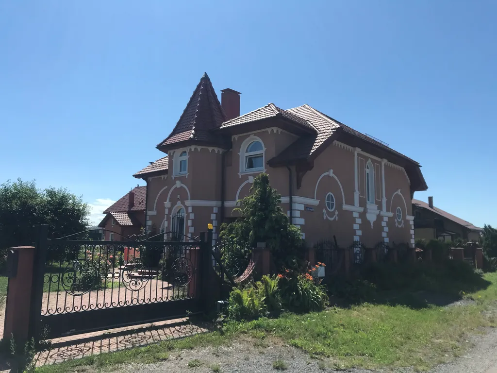 Особняк у моря с баней и бильярдом