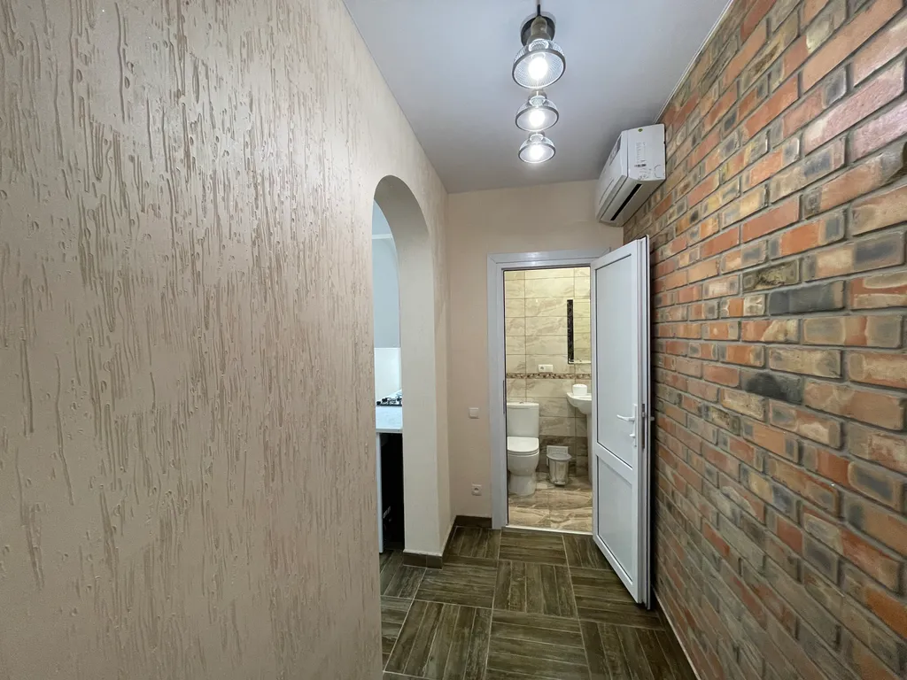 Комфортные апартаменты - студия, с кухней, на первом этаже