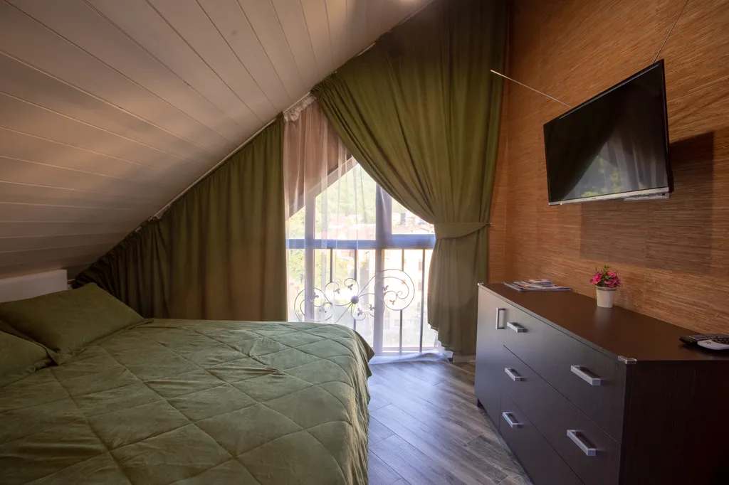 Четырехместный номер с видом на горы №3