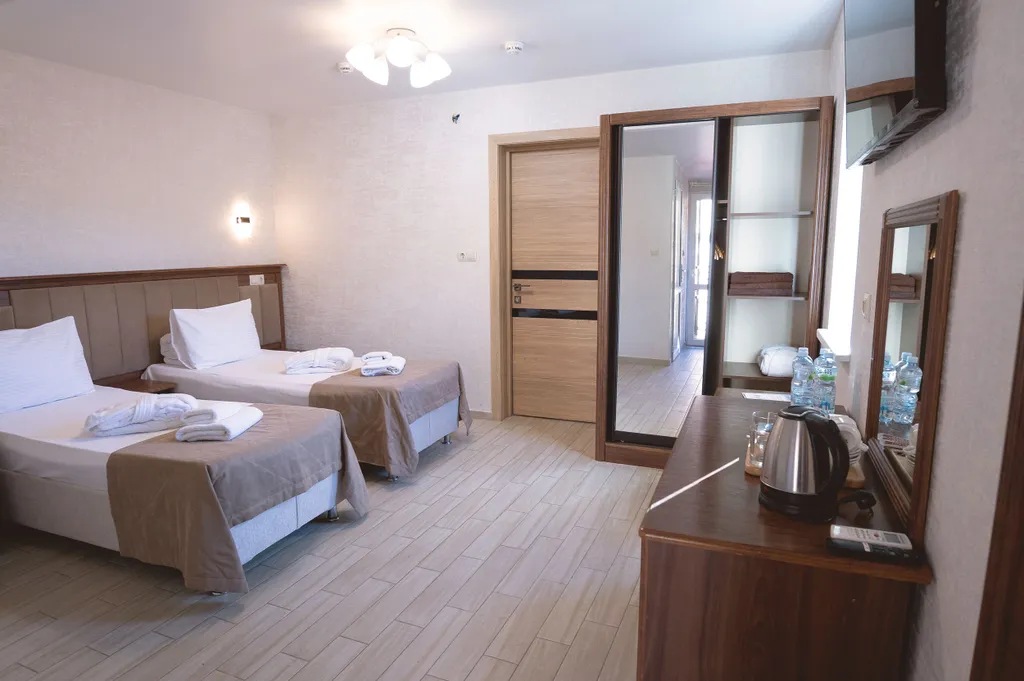 Трёхместный номер с балконом, вид на горы, доступен бассейн