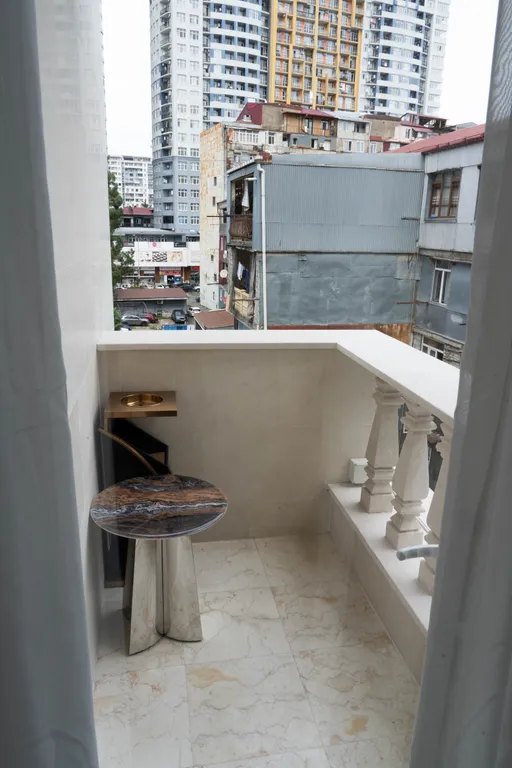 Уютный номер с 2 спальнями и баром, с видом во двор