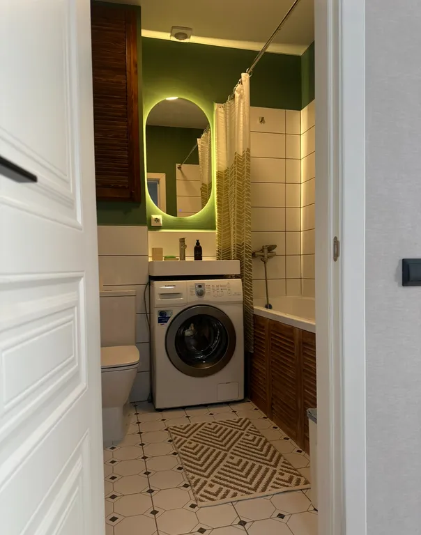 Солнечная квартира в центре города с видом на гору