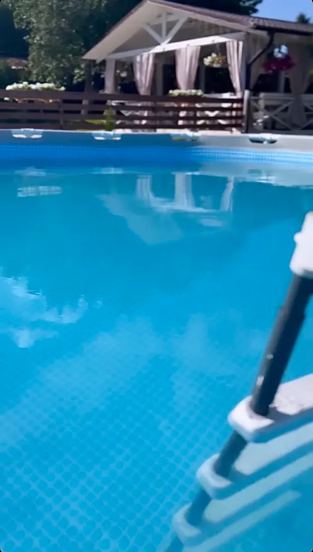 Индивидуальный открытый каркасный бассейн на территории дома с камином, 6 метров в ширину с зоной для загара 