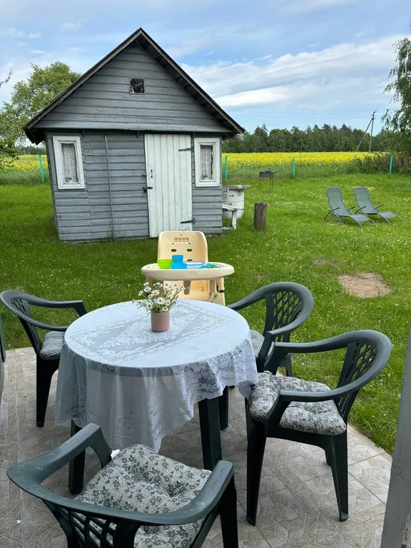 Деревенский домик в лесу