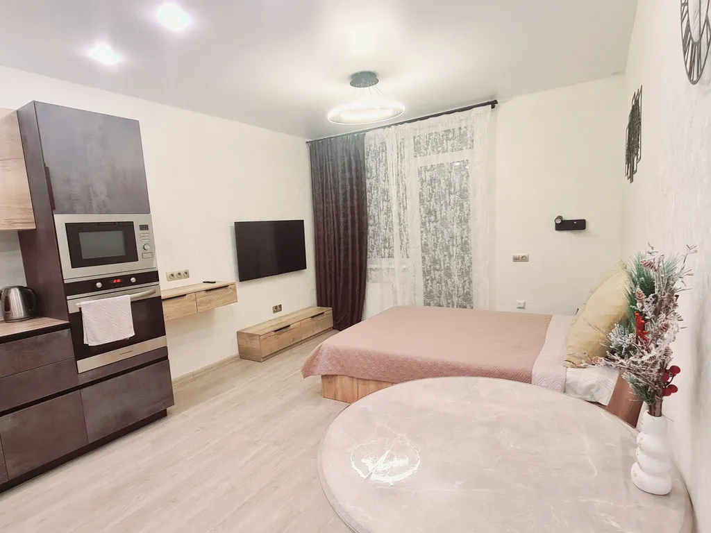 Уютная чистая и теплая студия с прекрасным видом из окна