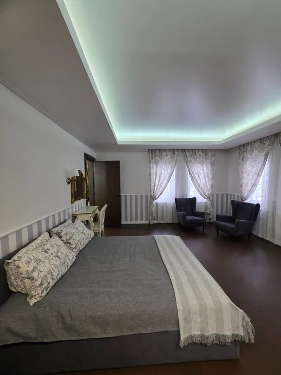 Загородный дом с бассейном и банкетным залом