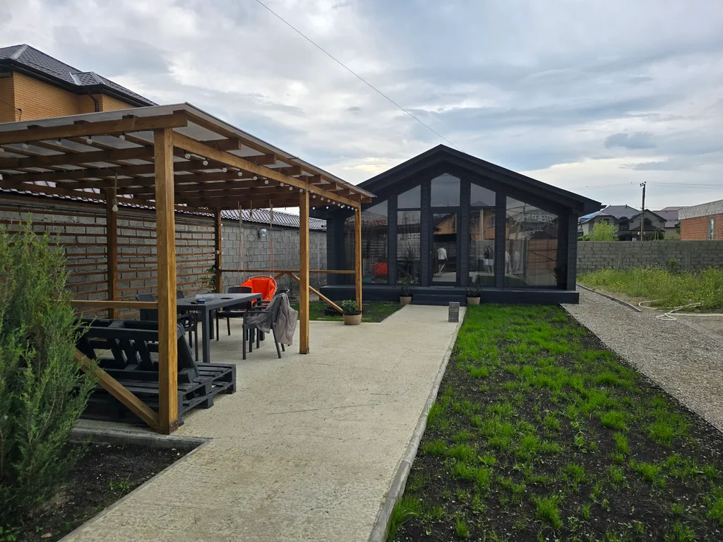 Дом коттедж в городе (в черте)