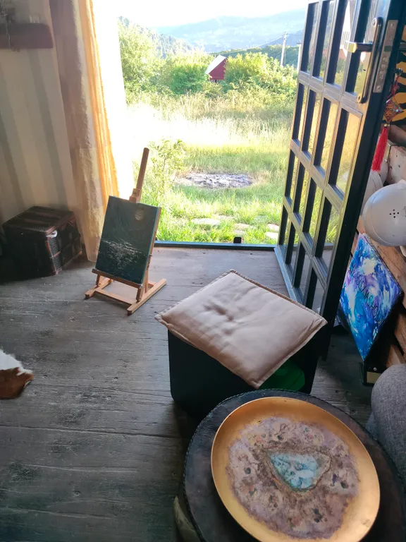 AirBed на веранде творческой дачи из морских контейнеров