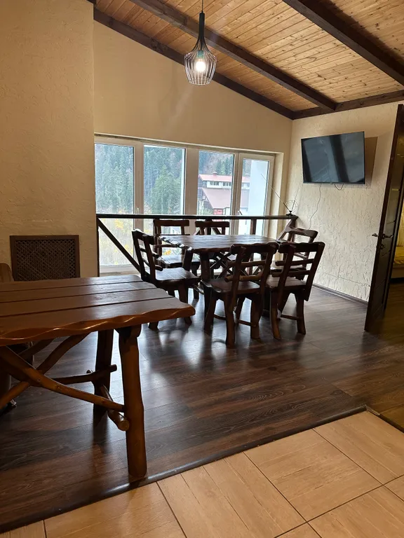 Уютная квартира на мансардном этаже с видом на горнолыжный склон, лес