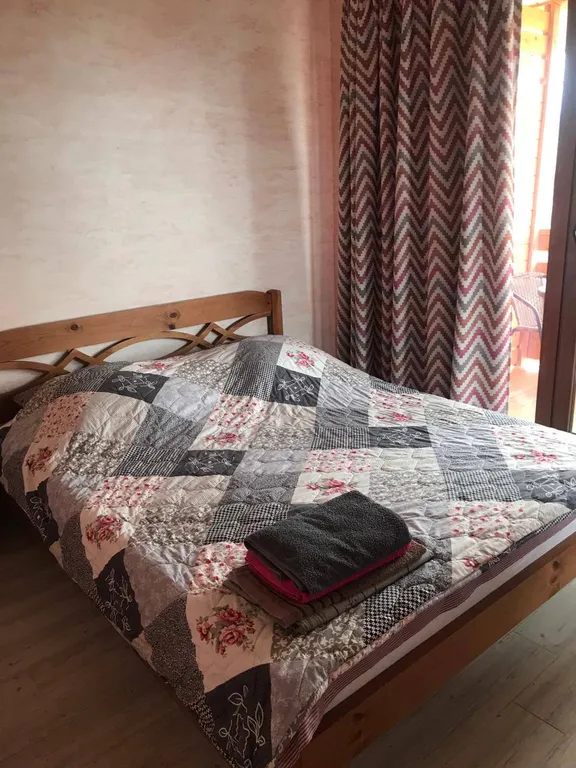 Дом с тремя апартаментами с видом на горы и море