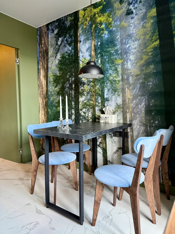 Розовая лошадка у себя дома