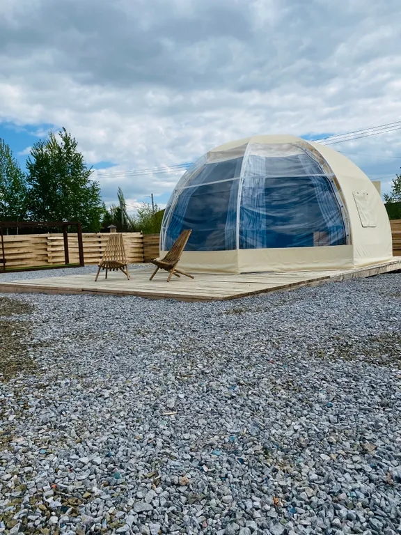 Домик вблизи озера