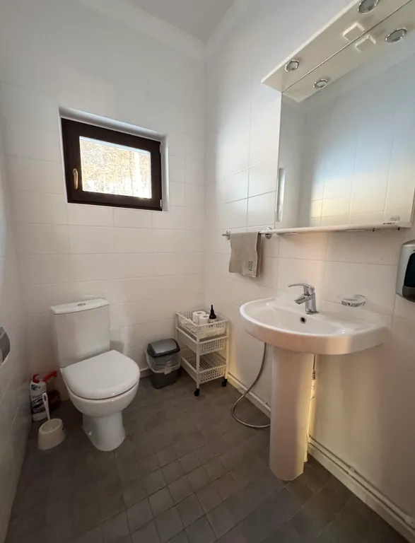 Комфортный деревянный коттедж у самого леса.