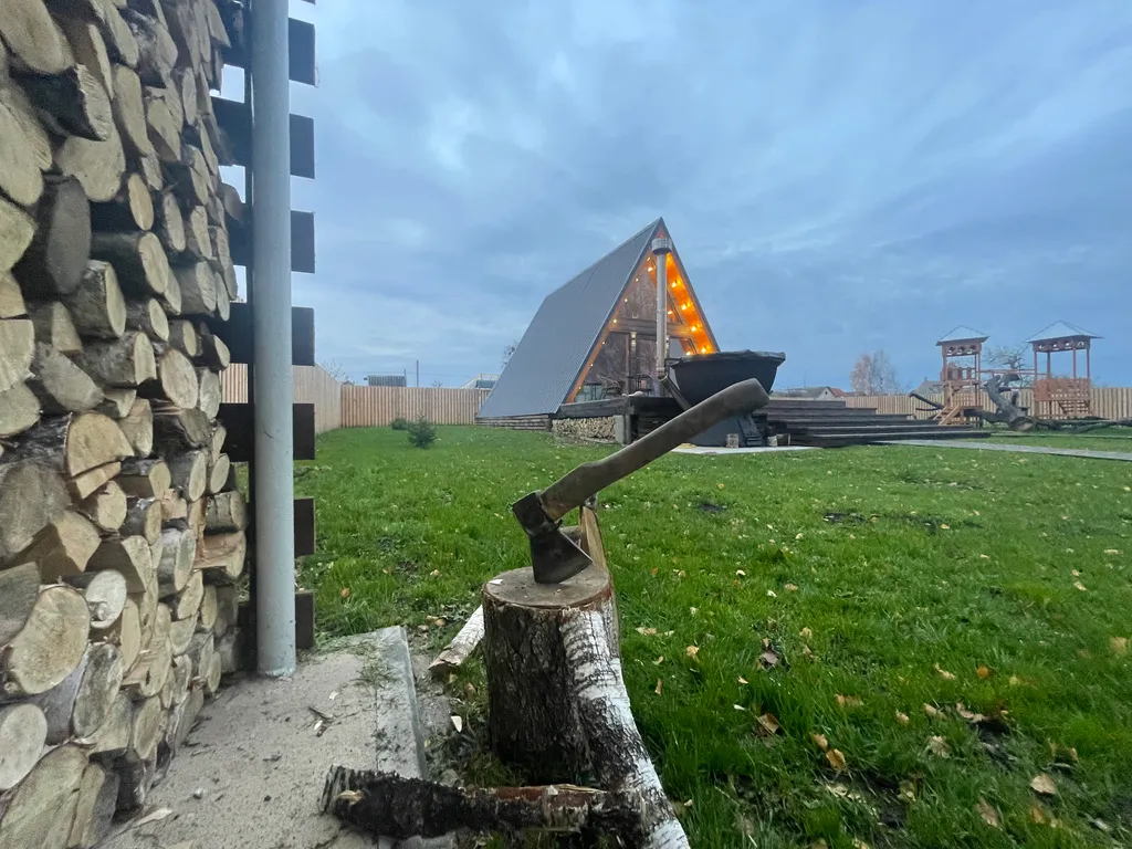 Дом А фрейм с видом на Мирский замок