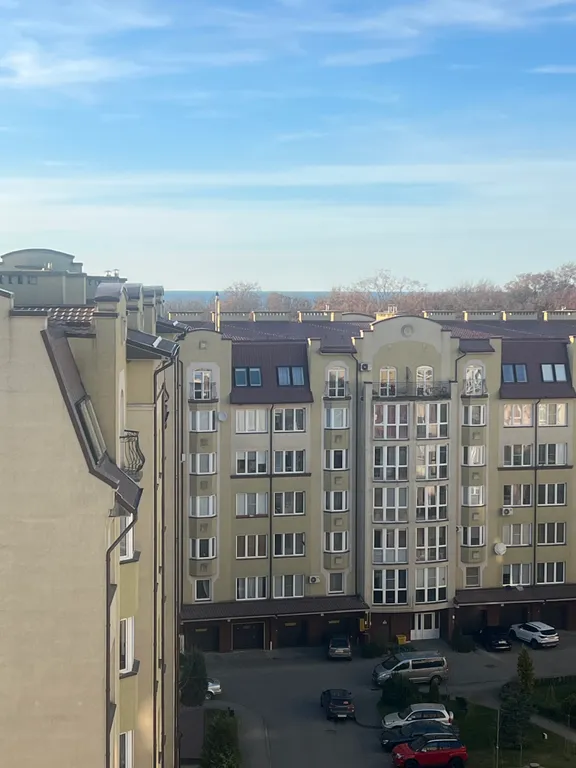 Просторная четырёхкомнатная квартира у парка с видом на море .