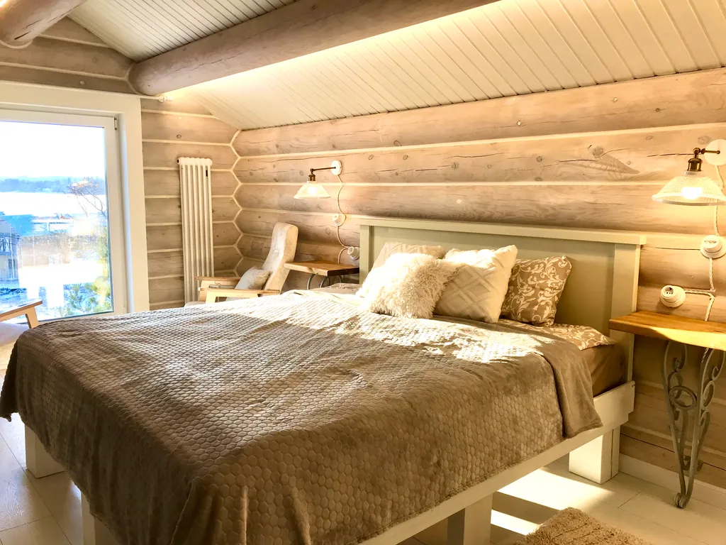 Дом на скале с видом на залив