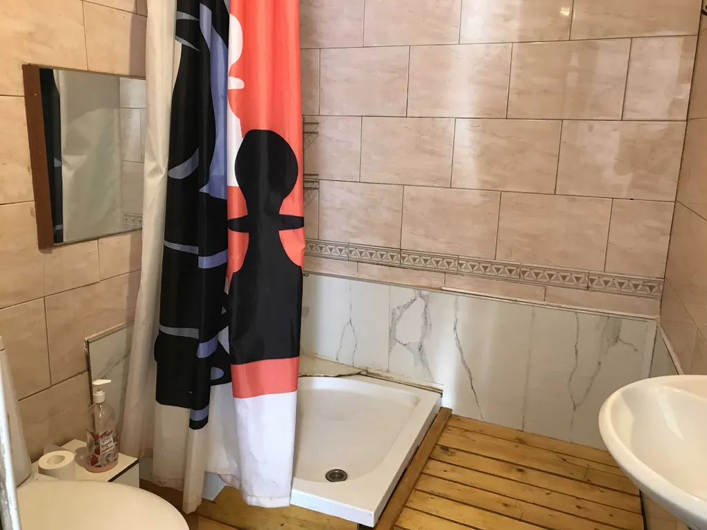 Коттедж на берегу пруда с бассейном