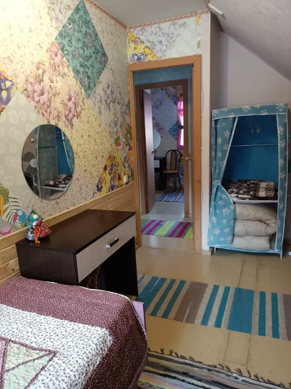 Уютный дом у пруда