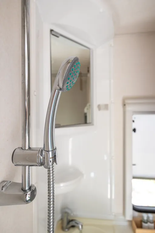 Семейный автодом возле озера