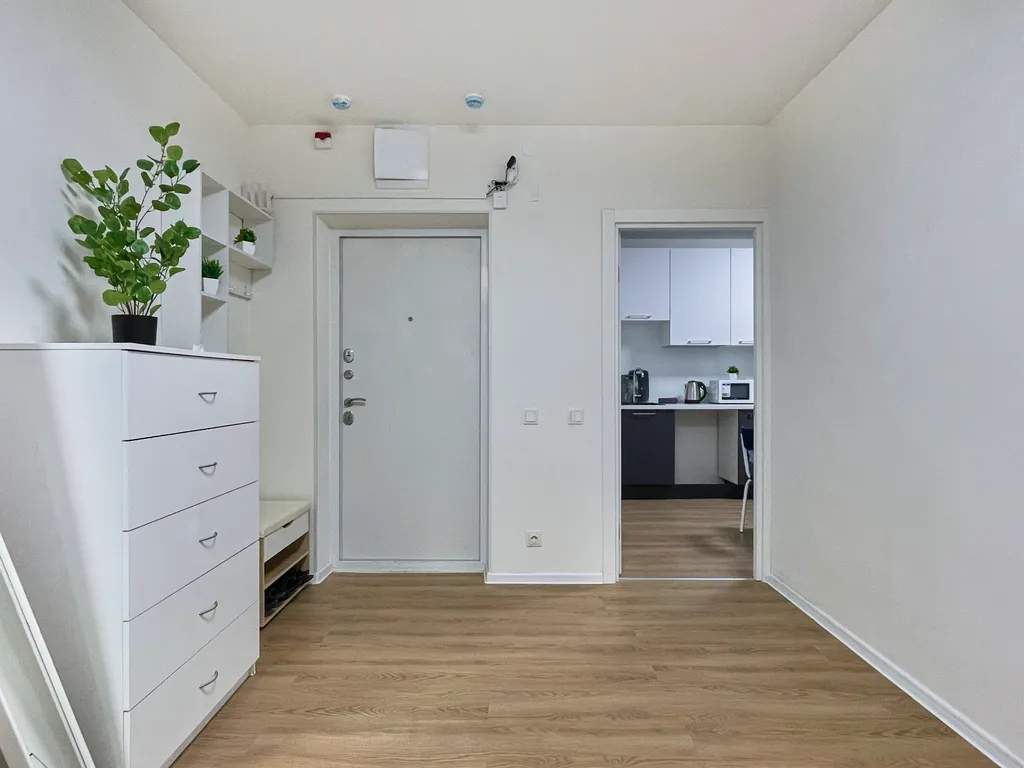 Уютная светлая трешка кухня отдельно, 2 балкона