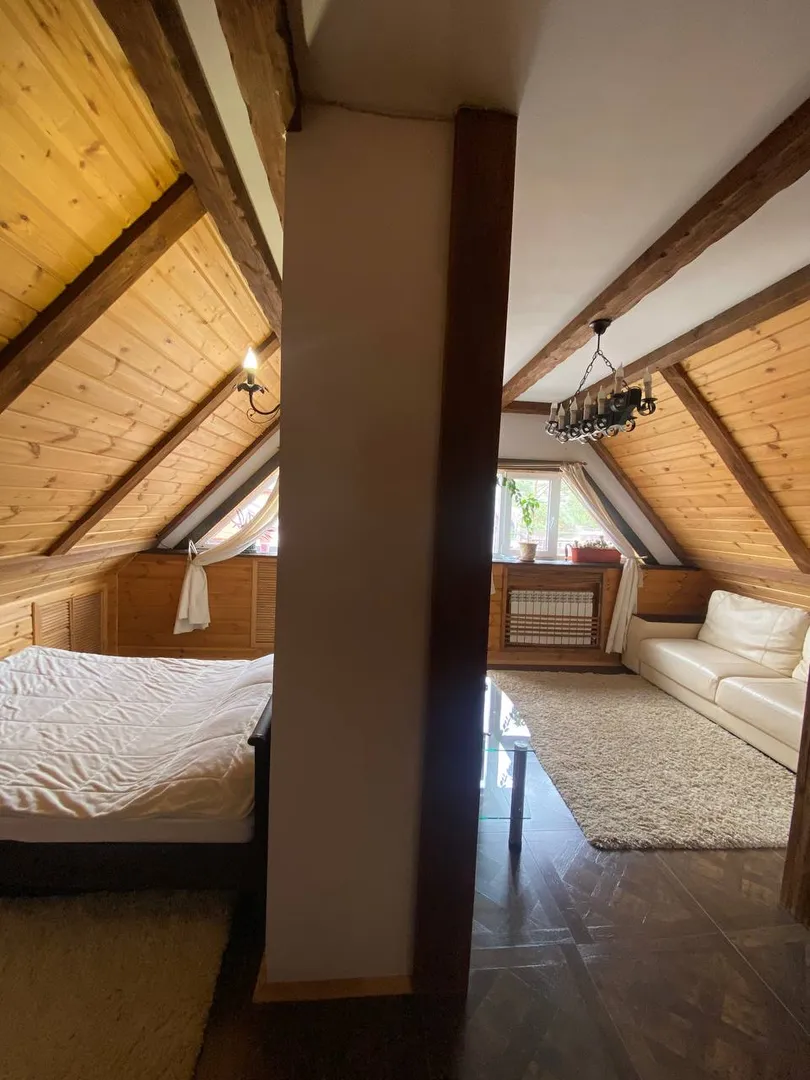 Спальня 2 с двухспальной кроватью, диваном и отдельным санузлом