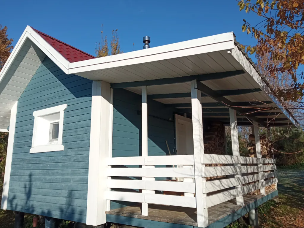 Домик у самого озера