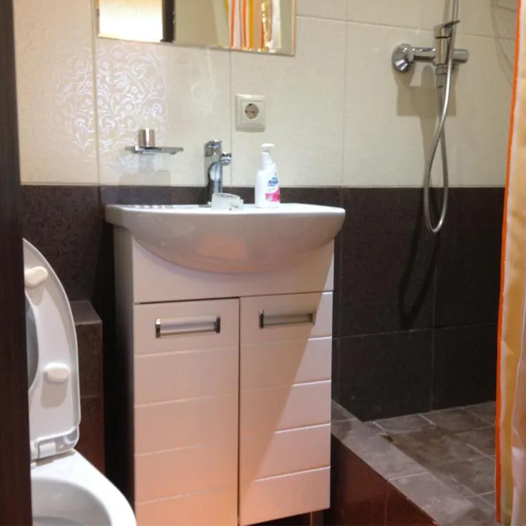 Двухкомнатный люкс с балконом с одной большой кроватью и диваном