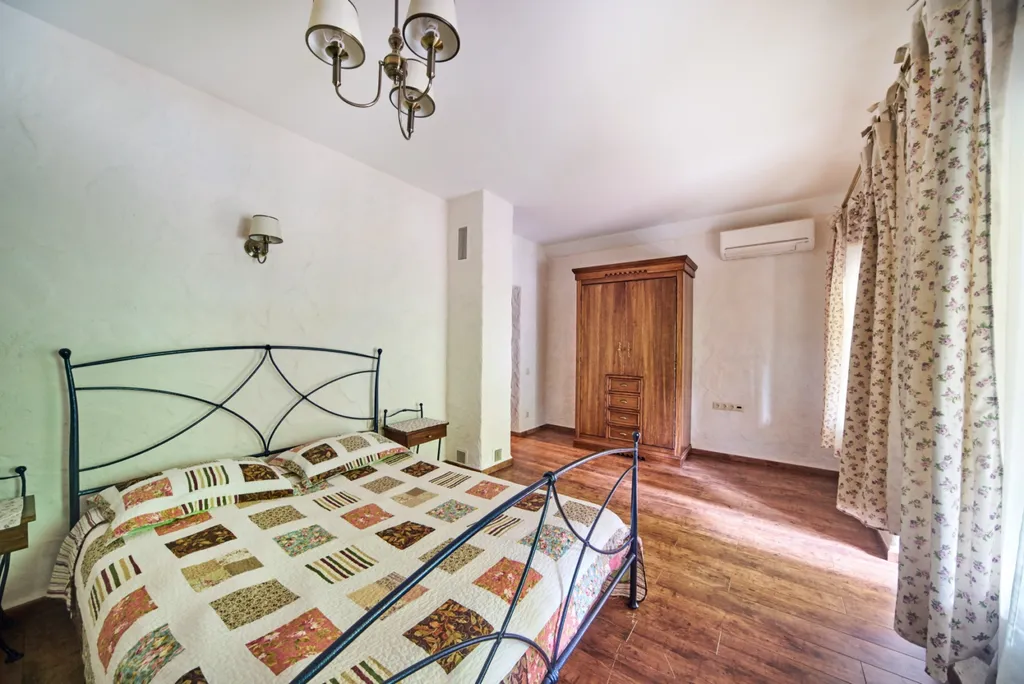 Дом в альпийском стиле в видом на горы