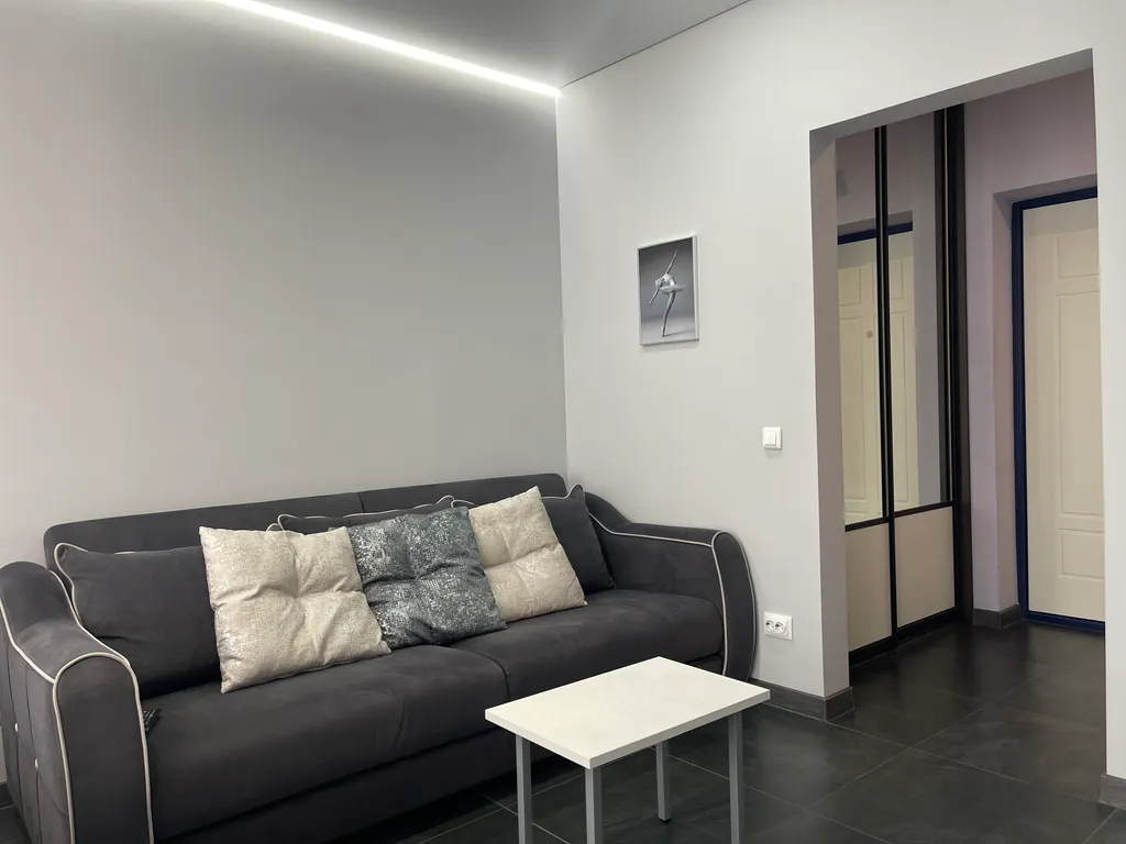 Просторная уютная студия с панорамным остеклением в тихий двор