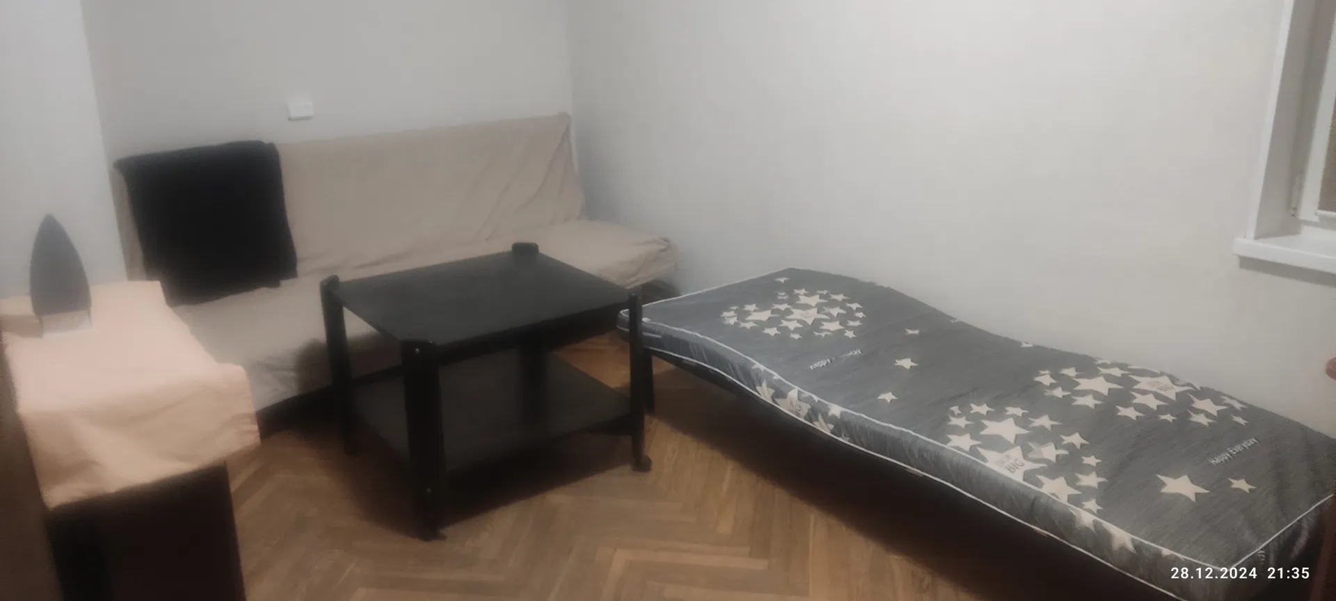 Вид из кухонной зоны на спальную зону