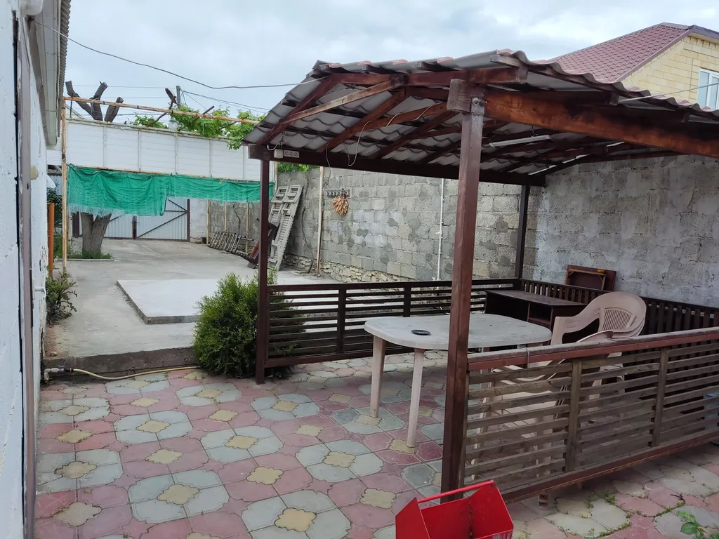 Двухэтажная дача с бассейном