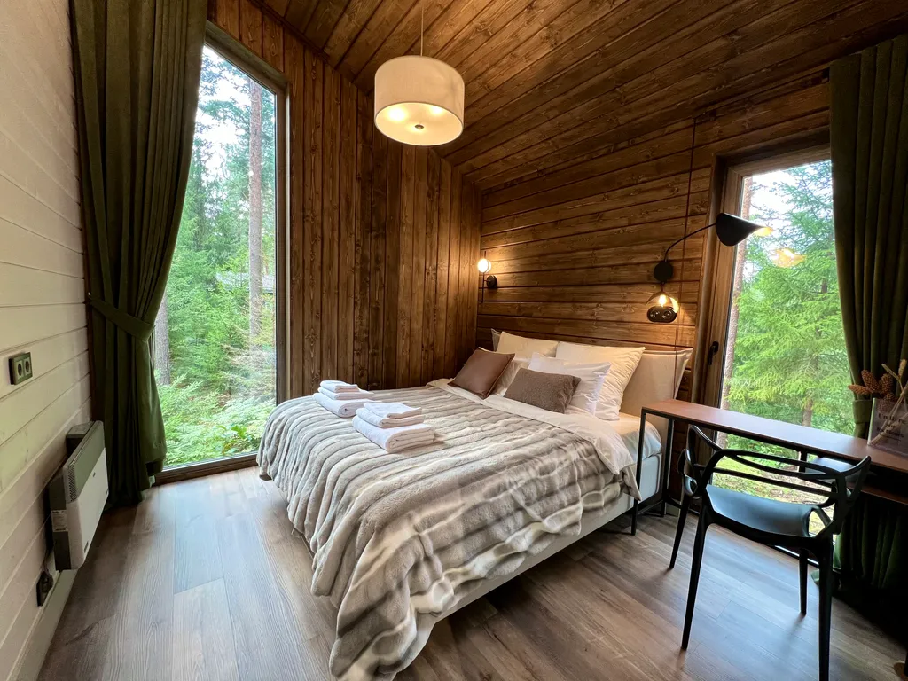 Дом Аура Леса на склоне с большой террасой и видом на лес и реку