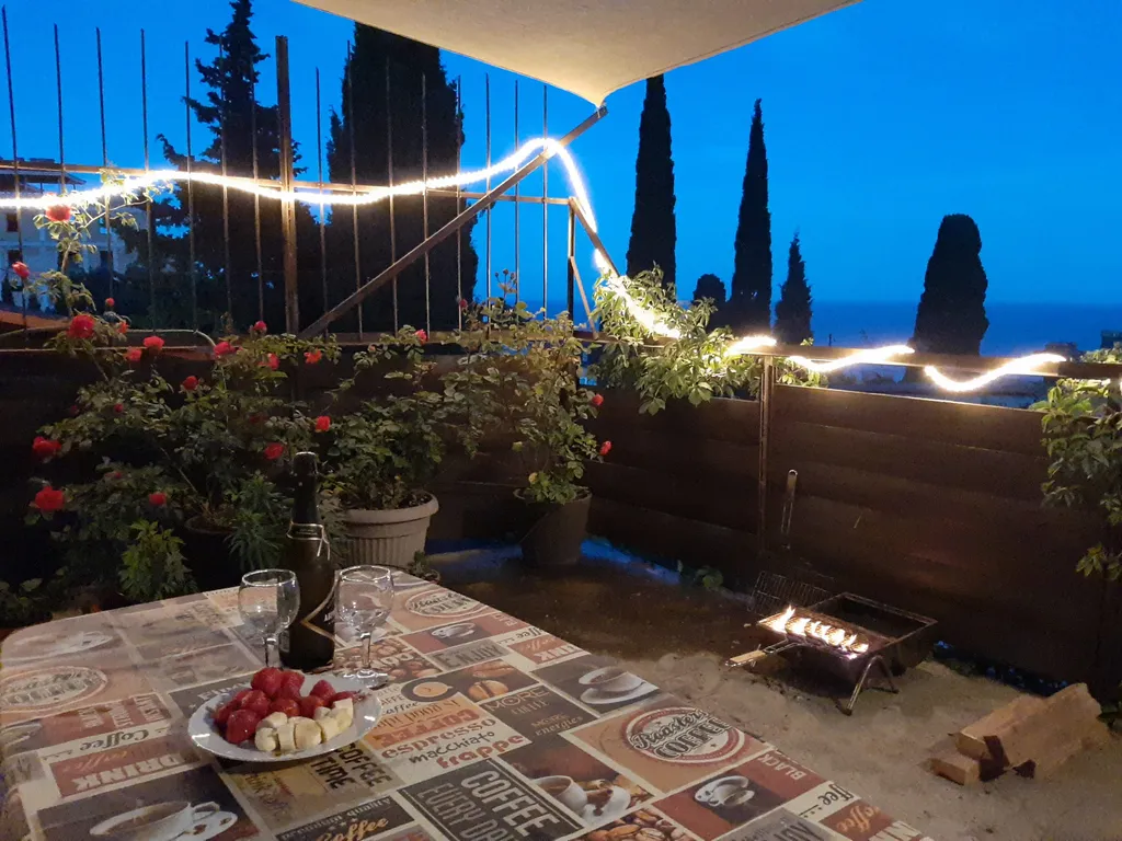 Апартамент в Симеизе с видом на море и большой собственной террасой.