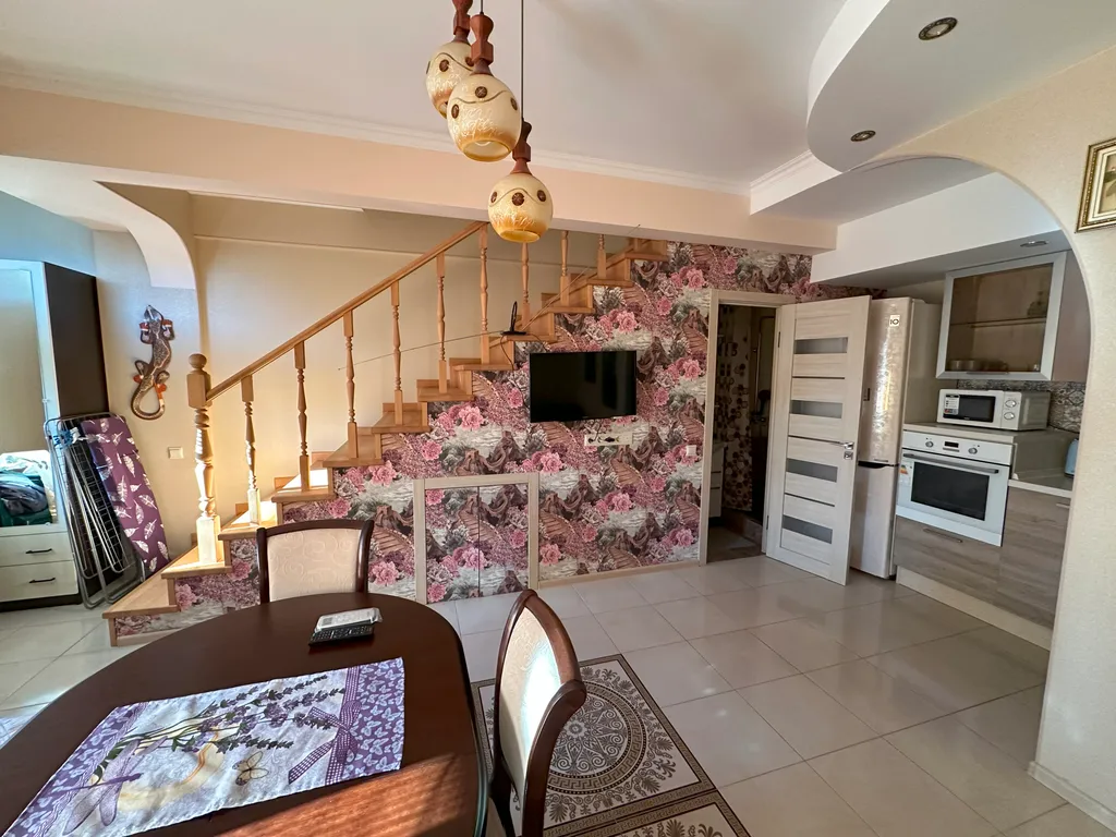 Дом с часами - двухэтажный таунхаус для отпуска у моря