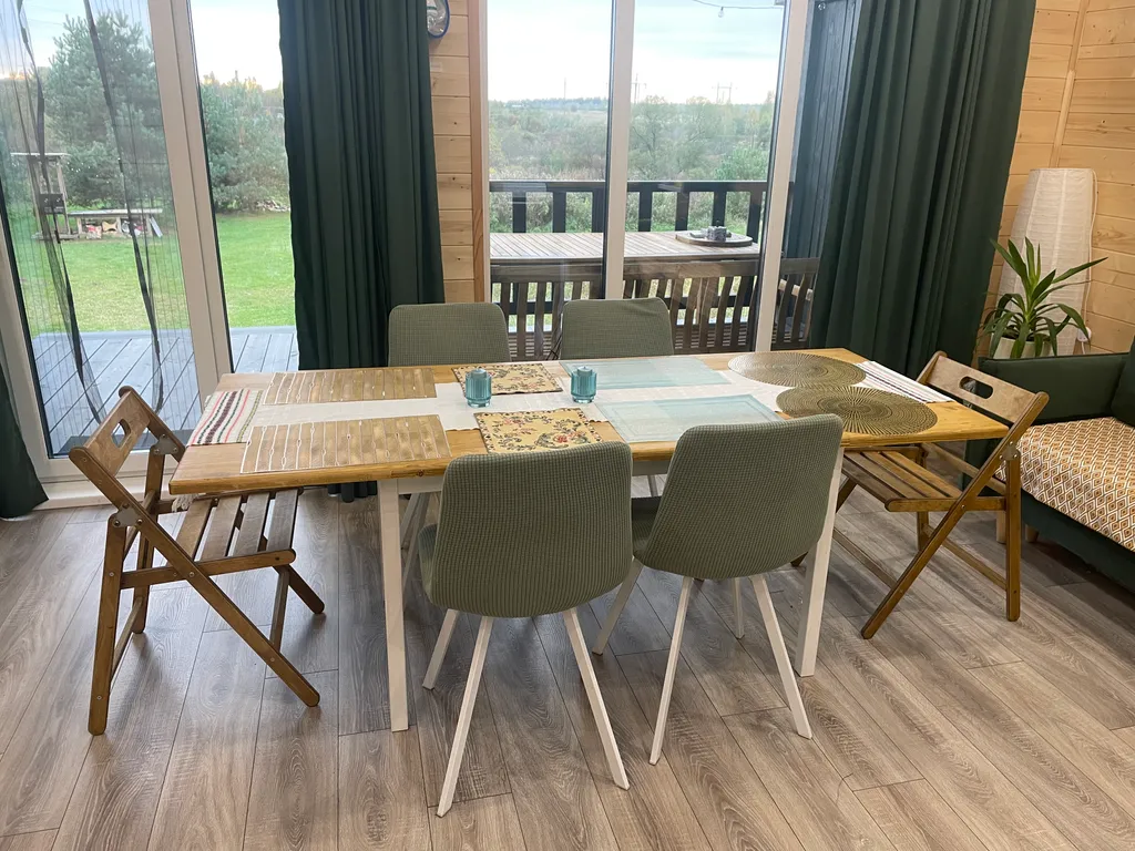 Дом на реке и краю соснового леса