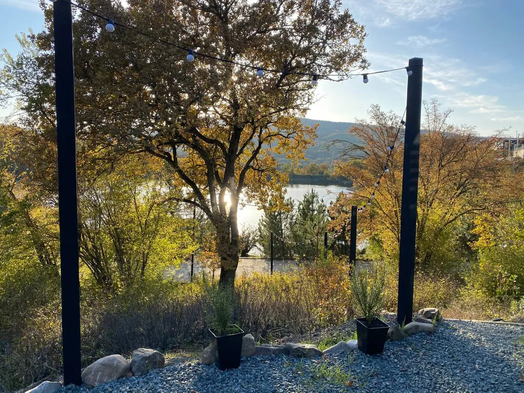 Дом-шалаш у озера