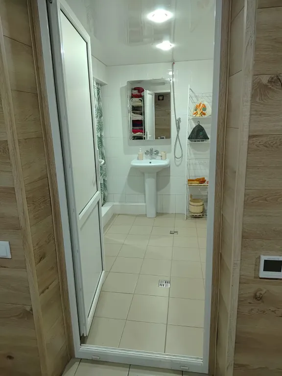 Дом с баней и пирсом на берегу пруда