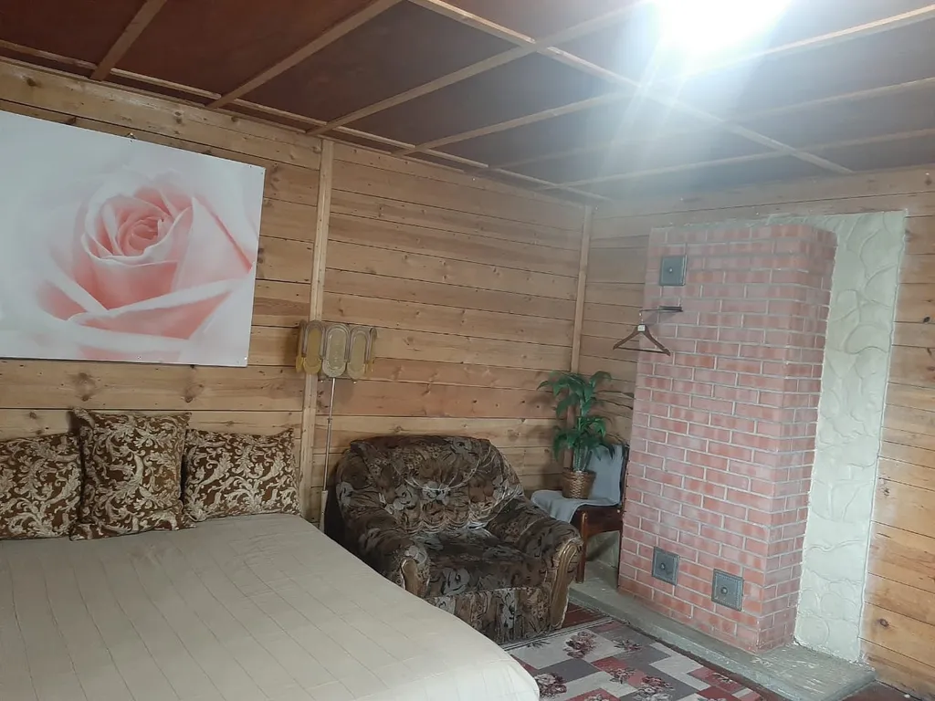 Деревенский дом у озера