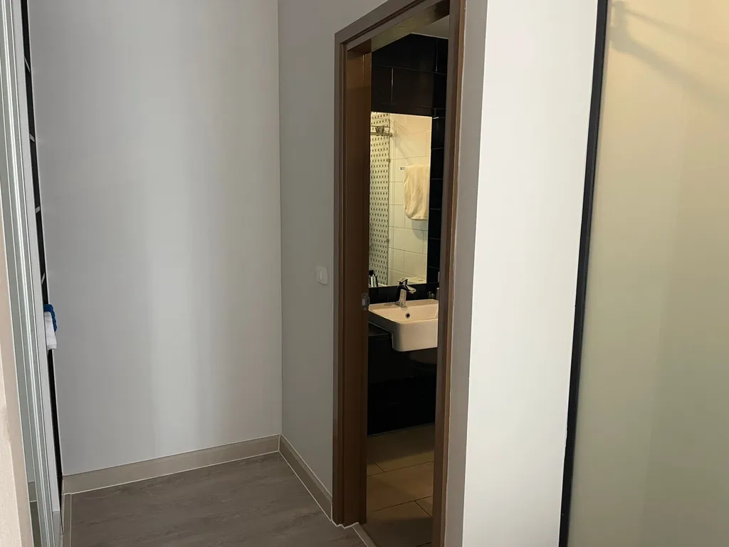 Апартамент для отдыха с детьми в тихом месте на берегу моря