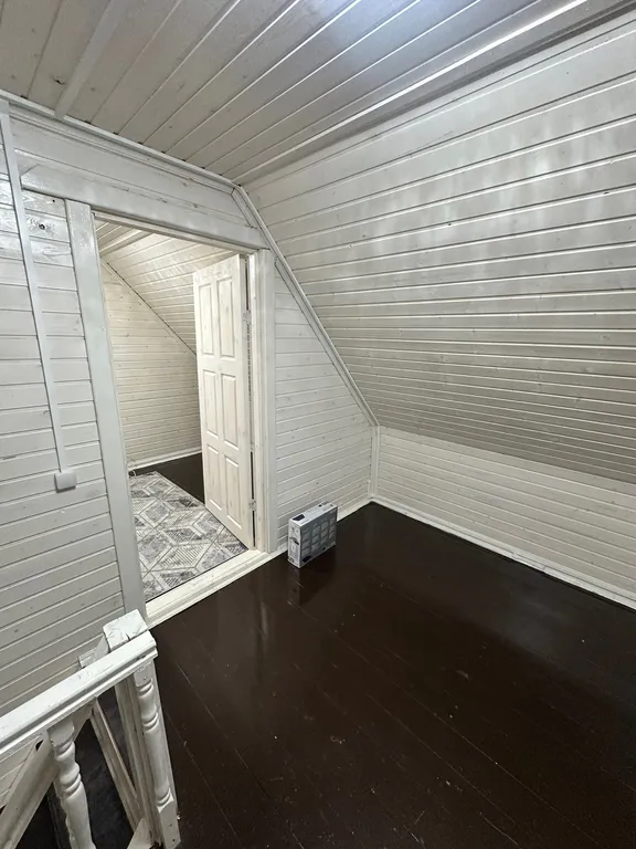 Уютный дом у леса и озера