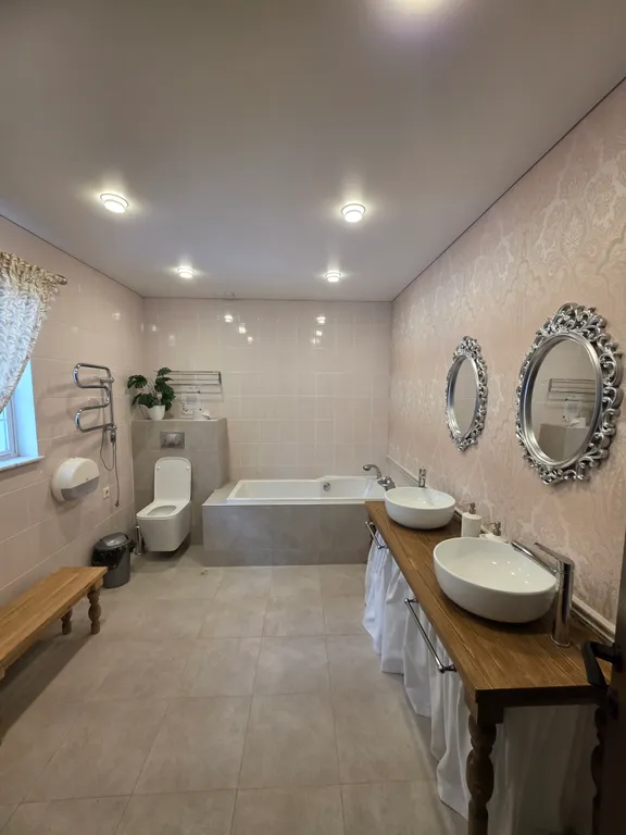 Загородный дом с бассейном и банкетным залом