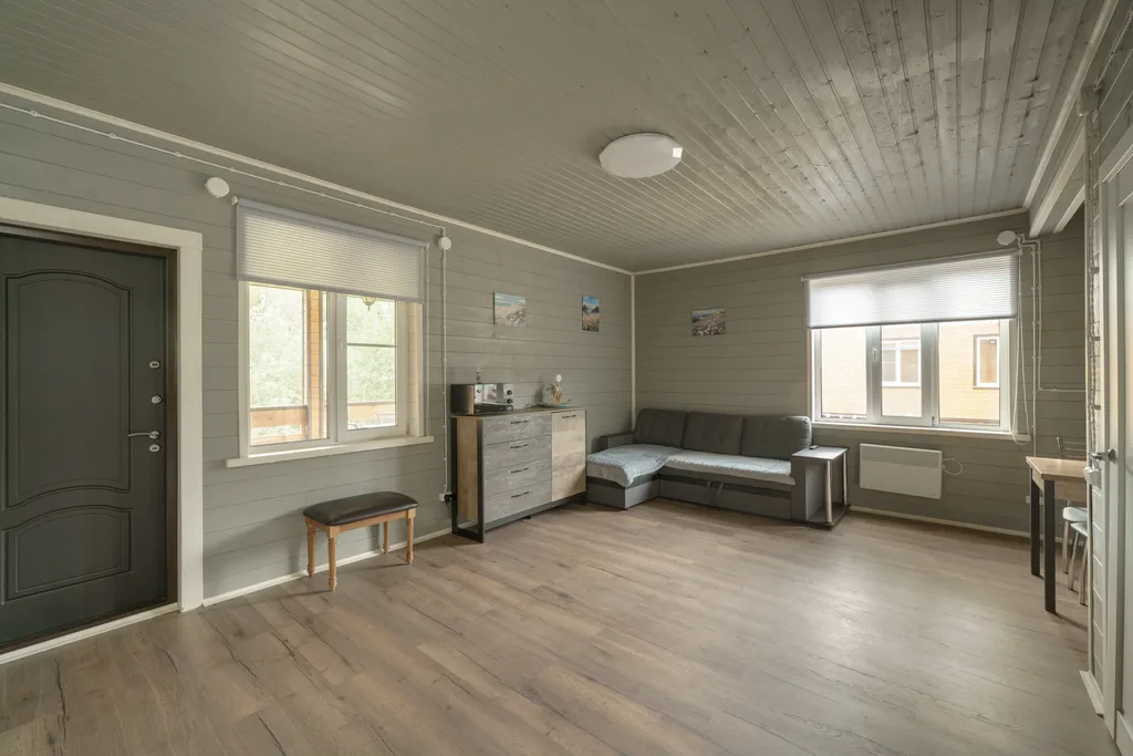 Новый загородный дом у реки с баней и бассейном