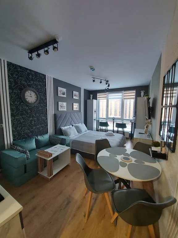 Студия с барной стойкой у окна