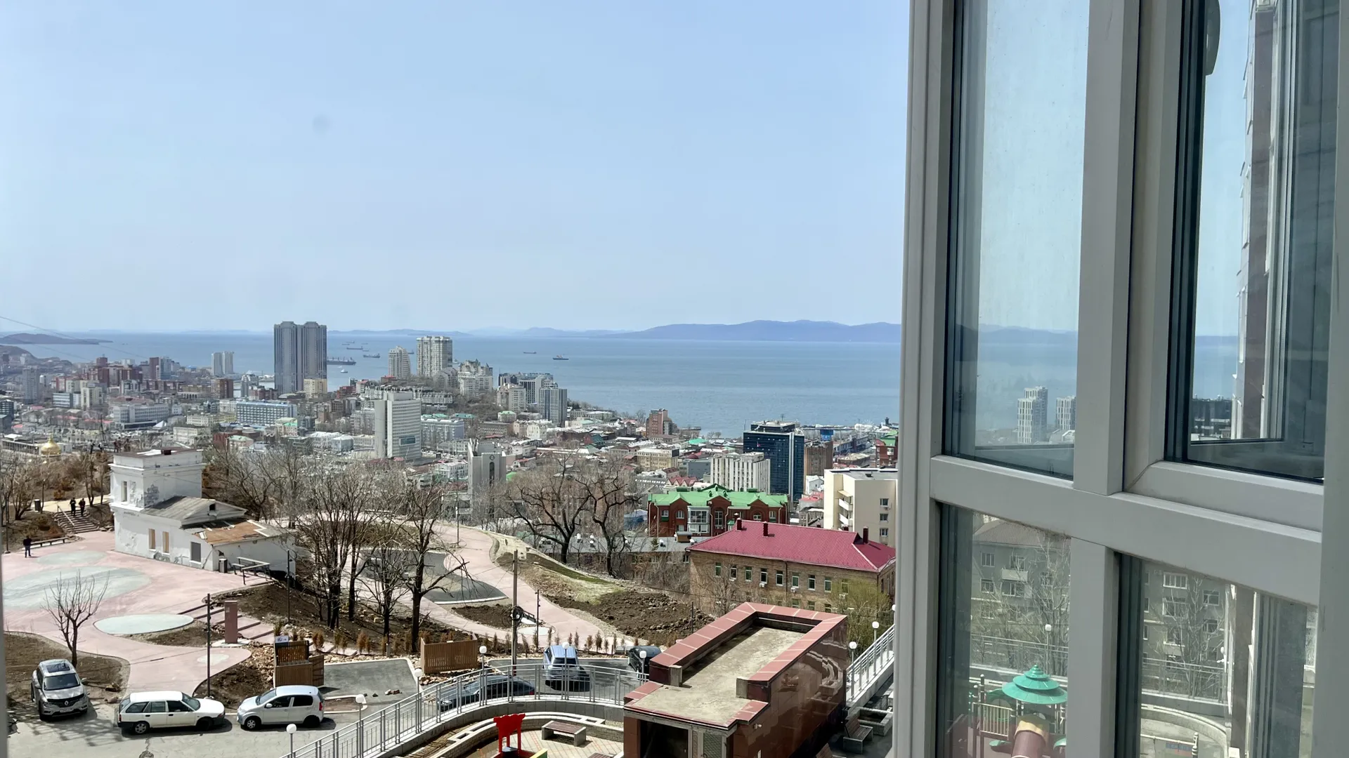 Вид из окна днем