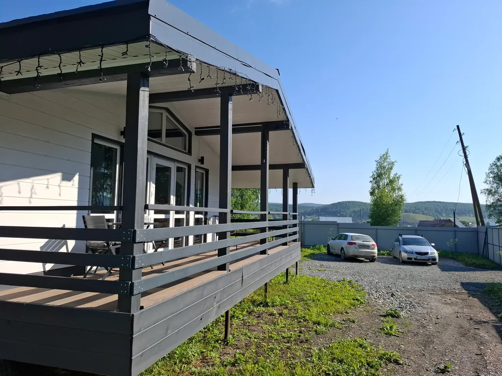 Дом в лесу с большой террасой