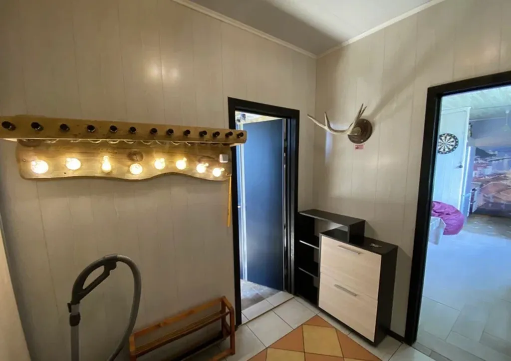 Современный дом с уличной подогреваемой купелью и сауной